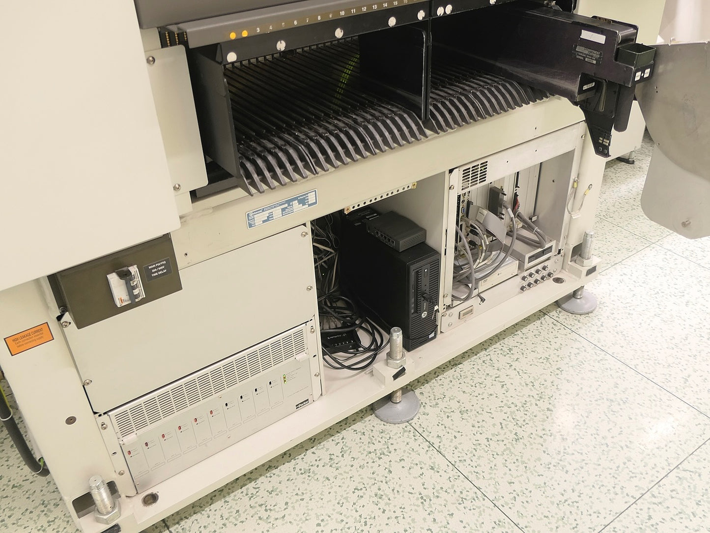 Universal AX72, P&P, vintage 2006 with feeders and accessories